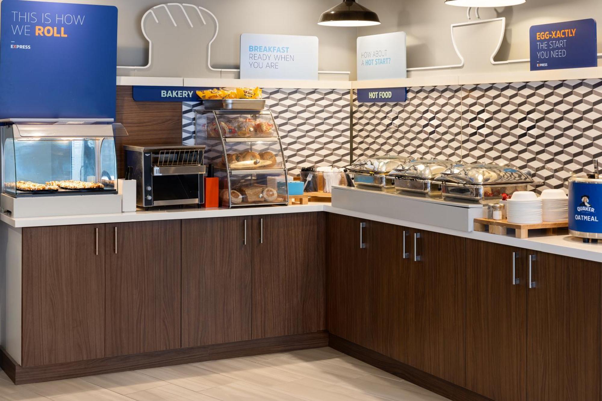 Holiday Inn Express Hotel & Suites Brattleboro By Ihg Exterior foto