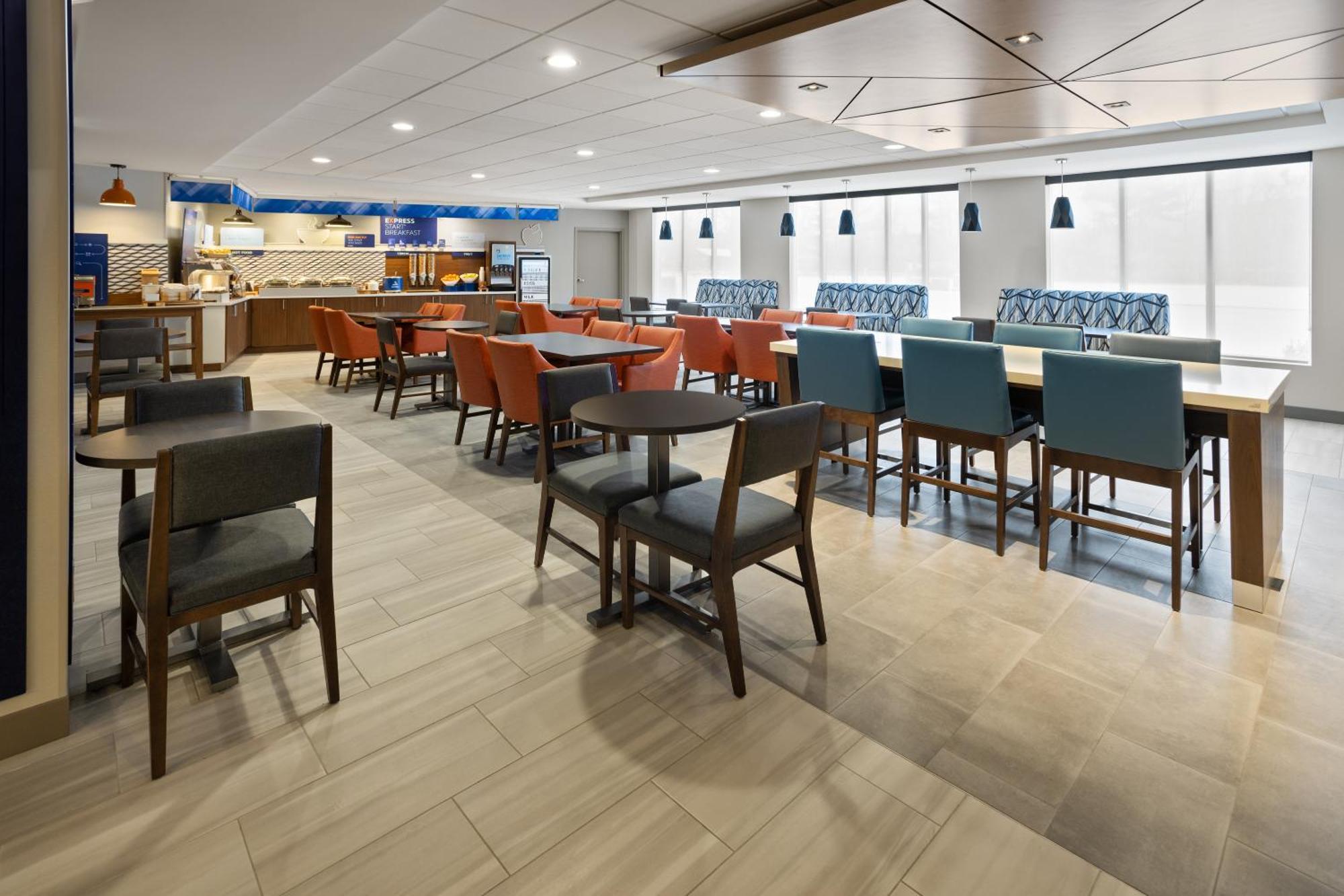 Holiday Inn Express Hotel & Suites Brattleboro By Ihg Exterior foto