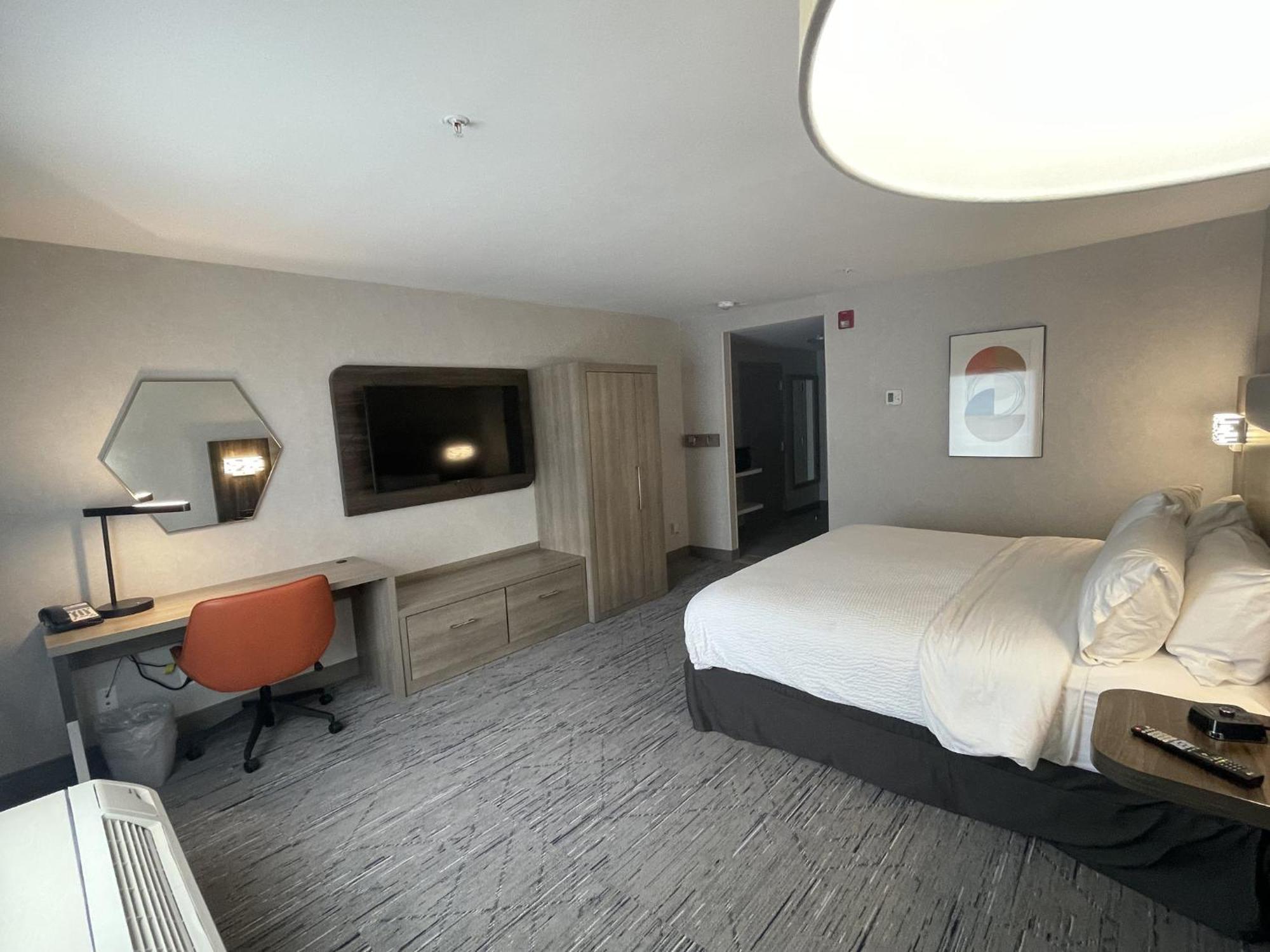 Holiday Inn Express Hotel & Suites Brattleboro By Ihg Exterior foto