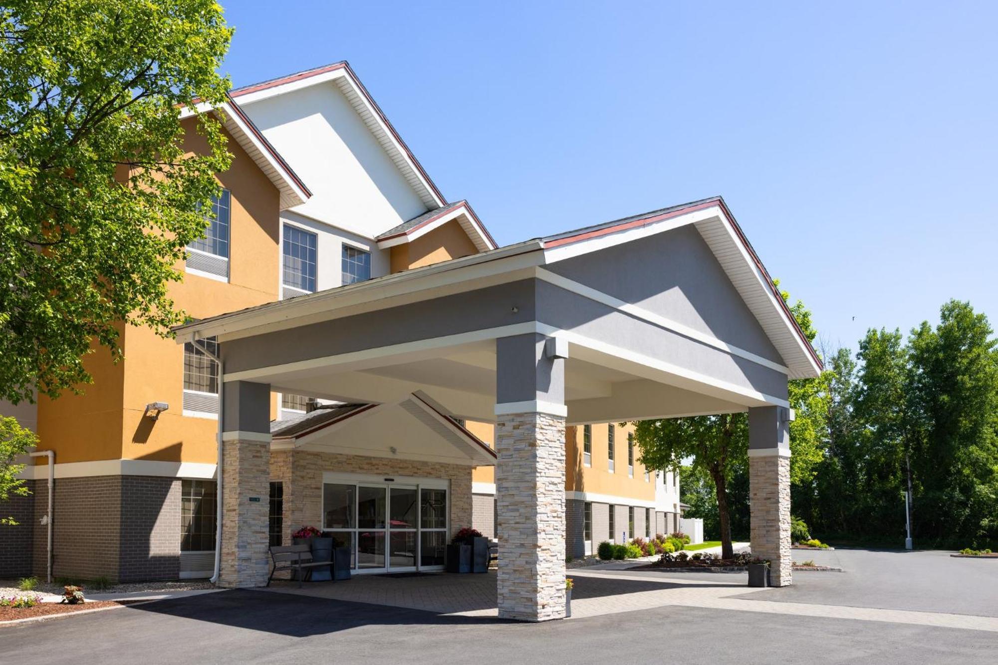 Holiday Inn Express Hotel & Suites Brattleboro By Ihg Exterior foto